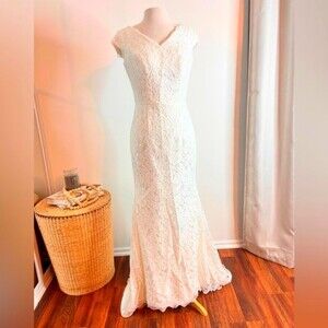 Wedding dress Gown withy buttons Mermaid luxury V short sleeves white Size 10.